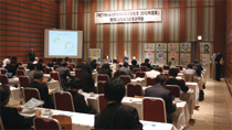 画像：「PETボトルリサイクル年次報告書」の記者説明会（2010年11月15日）