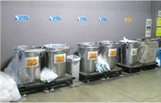 画像:集積場のバケツ状の回収ボックス