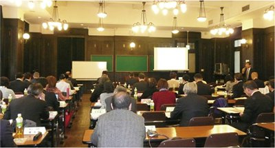 画像：リーフレット「PETボトルリサイクル推奨マーク認定商品登録のご案内」