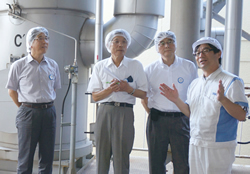 画像:工場内を見学するRING編集委員