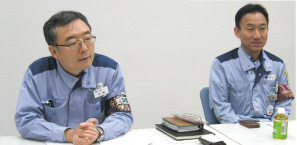 左より河﨑工場長、周藤氏