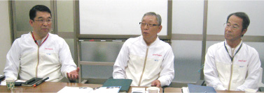 左より三枝工場長、小嶋氏、赤沢氏