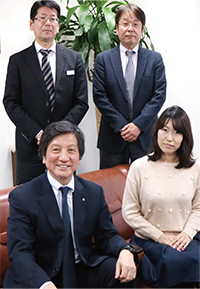 前列左より水野社長、中村さん 後列左、三膳さん、石川さん