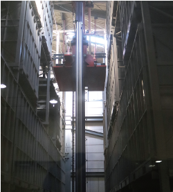 積み上げられているコンテナおよびクレーン（中央）